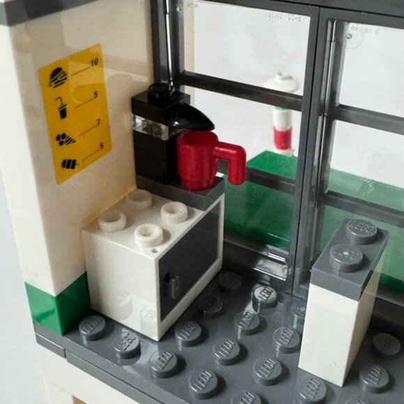 Lego 4644 Marina City Town Harbor Beach Surf Boat Cafe Complete except sticker - Picture 12 of 14